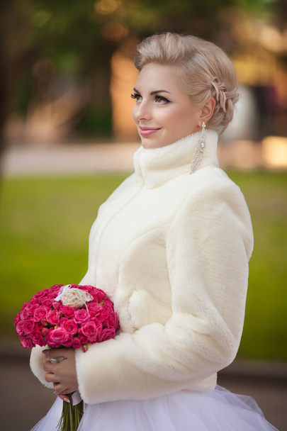 Bride in wedding dress with roses bouquet - Foto, Imagen