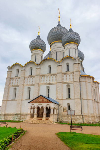 Mariä-Himmelfahrt-Kathedrale im Rostower Kreml - Foto, Bild
