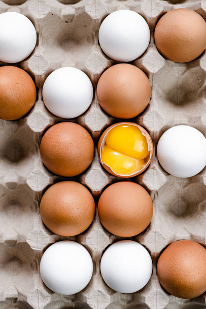 broken egg on a plate with other eggs - Φωτογραφία, εικόνα