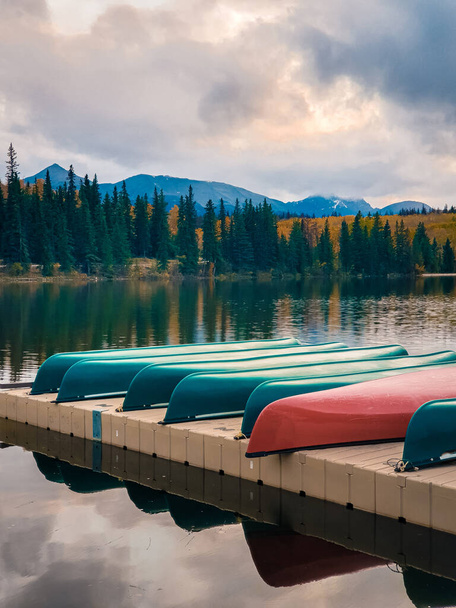 Jasper cidade Canadá, lago com caiaque colorido, nascer do sol junto ao lago em Jasper, Lac Beauvert Alberta Canadian Rockies Canadá
 - Foto, Imagem