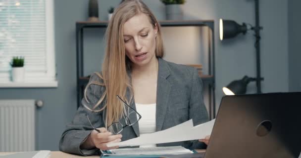 Businesswoman having online conversation at office - Metraje, vídeo