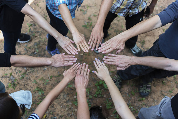 Ryhmä Monipuolinen kädet yhdessä yhdistäminen käsite - Valokuva, kuva