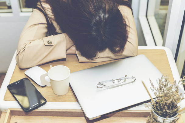 Yorgun ofis çalışanı kadın dizüstü bilgisayarının klavyesinde uyuyor. - Fotoğraf, Görsel