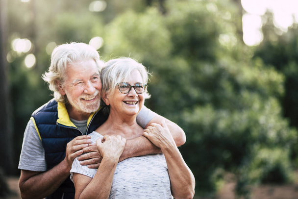 Viejos ancianos jubilados ancianos sonríen y disfrutan de la pareja de amor durante la actividad de ocio al aire libre juntos
 - Foto, imagen