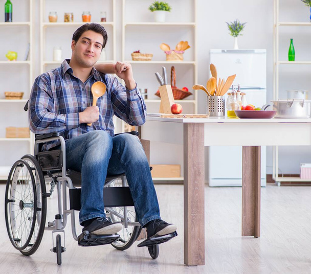Муж-инвалид работает на кухне - Фото, изображение
