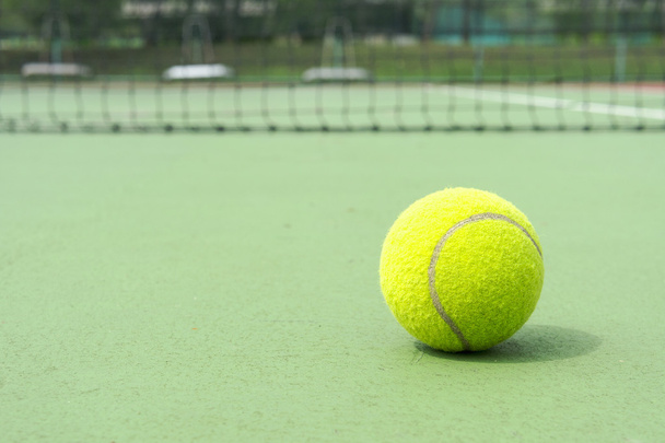 Pelota de tenis en la pista de la línea blanca
 - Foto, Imagen
