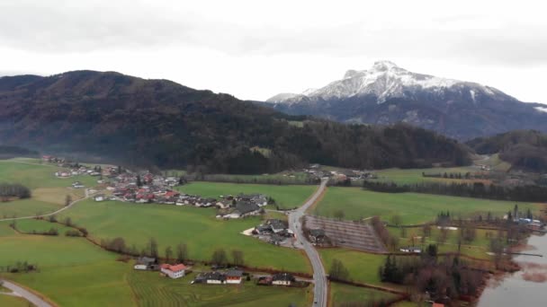 Ausztriai tájkép és könnyű hótakarós hegyek. 4K videó. - Felvétel, videó