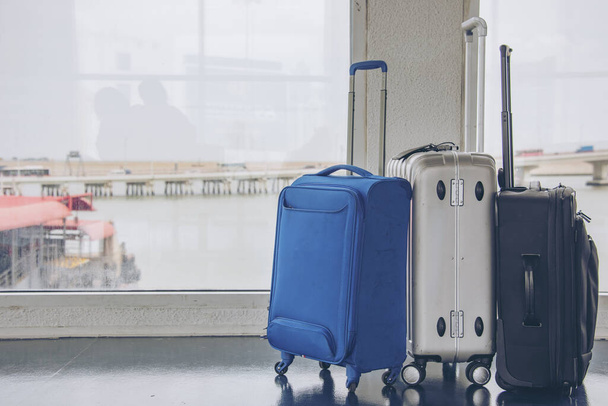Pencerenin yanındaki feribot limanında bavullar. Yaz tatili kavramında seyahat etmek. - Fotoğraf, Görsel