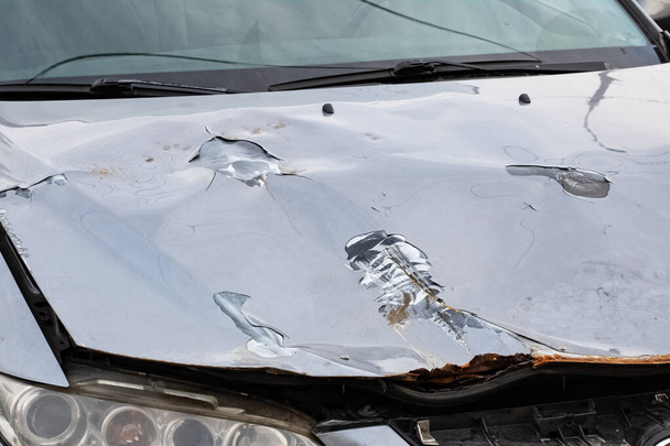Broken hood of a gray car close up - Foto, afbeelding