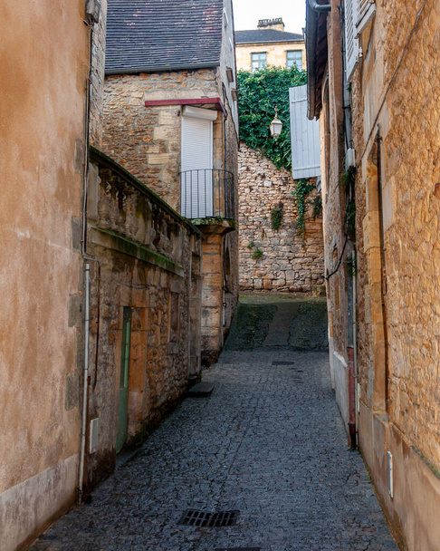 Sarlat in Aquitaine, France. The capital of Prigord Noir, a medieval village full of picturesque alleys and monuments. View of a typical alley in the historic center. - Fotoğraf, Görsel