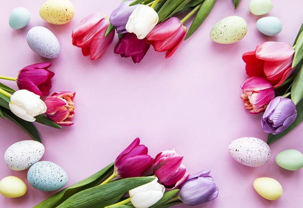 Tulipani primaverili e uova di Pasqua su sfondo rosa pastello
 - Foto, immagini