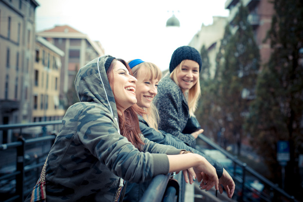 три подруги женщины
 - Фото, изображение