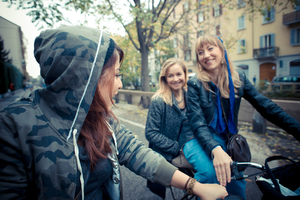 tři přátelé žena na kole - Fotografie, Obrázek