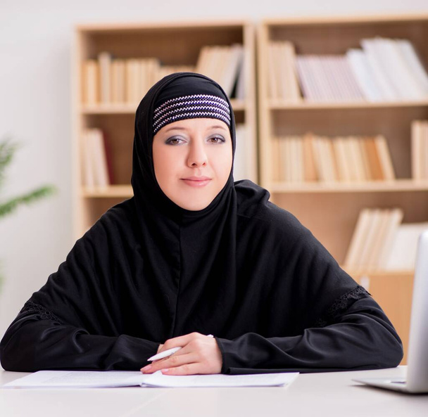 Chica musulmana en hiyab estudiando preparación para los exámenes - Foto, Imagen