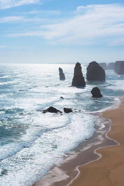 Os Doze Apóstolos vêem ao longo da Great Ocean Road, Austrália
 - Foto, Imagem