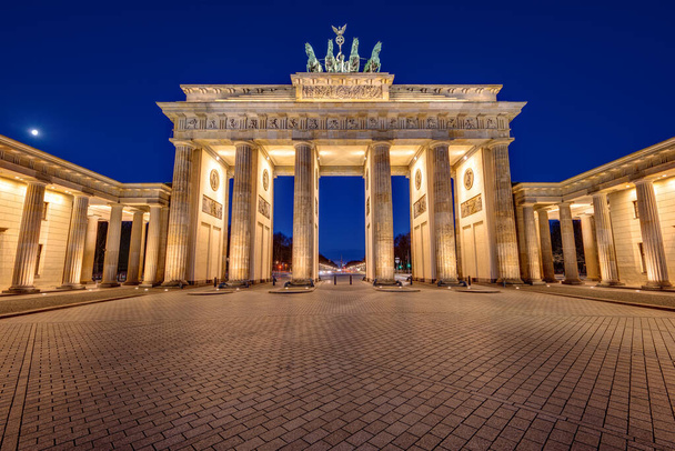 Η διάσημη Πύλη του Βρανδεμβούργου στο Βερολίνο τη νύχτα - Φωτογραφία, εικόνα