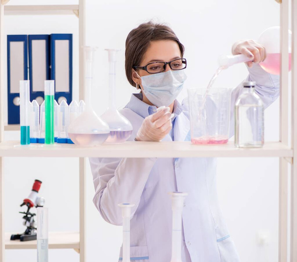 Chimiste féminine travaillant dans un laboratoire hospitalier - Photo, image