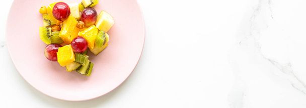 Φρέσκα βιολογικά φρουτοσαλάτα σε ροζ πιάτο, υγιεινή διατροφή και σχέδιο διατροφής detox - Φωτογραφία, εικόνα