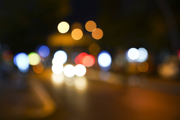 Nacht stad straatverlichting achtergrond en straatverlichting wazig bokeh  - Foto, afbeelding