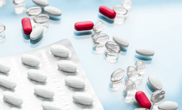 Tabletták, kapszulák és probiotikumok, egészségügyi ellátás és vírusvédelmi gyógyszerek - Fotó, kép