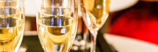 Окуляри шампанського та ігристе вино подаються на благодійному заході, алкогольні напої
 - Фото, зображення