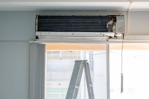 Klimaanlage während der Wartungsarbeiten in Innenräumen. Reinigungs-, Wasch- und Klimaservice-Konzept - Foto, Bild