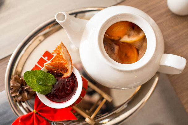 Marokon teetä appelsiinilla ja sitruunalla teekannussa vadelmahillolla ja mausteilla
 - Valokuva, kuva