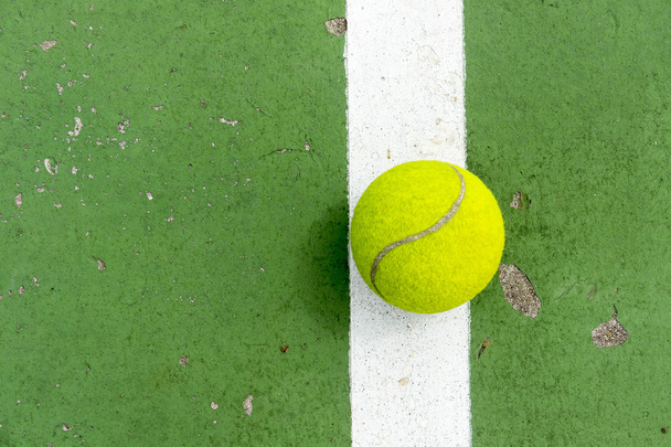 Beyaz çizgi kortunda tenis topu - Fotoğraf, Görsel