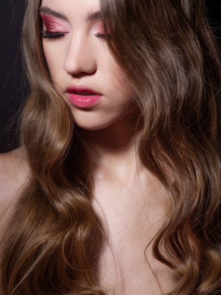 Retrato de moda de una joven hermosa mujer con el pelo largo y rubio
. - Foto, Imagen