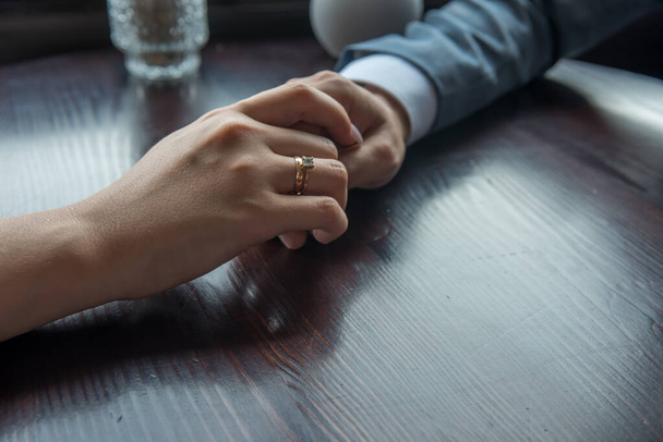 mladí lidé ukazují snubní prsteny  - Fotografie, Obrázek
