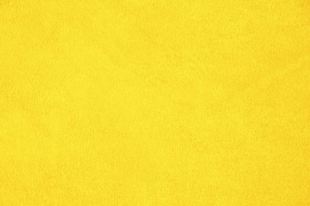 Suède. De textuur van de huid is natuurlijk. Achtergrond van geel. - Foto, afbeelding