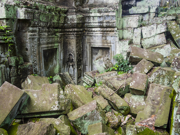 Ta Prohm Tapınağının yıkılmış taş yapısı ve arka planında güzel hindu heykelleri olan antik kalıntıları, Angkor, Siem Reap Eyaleti, Kamboçya - Fotoğraf, Görsel