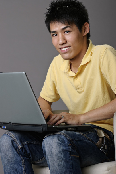 joven con el ordenador portátil - Foto, imagen