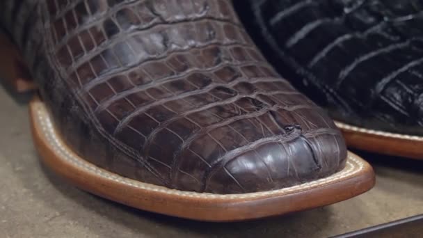 Detailní záběr kovbojských bot v obchodě v Texasu, USA. - Záběry, video