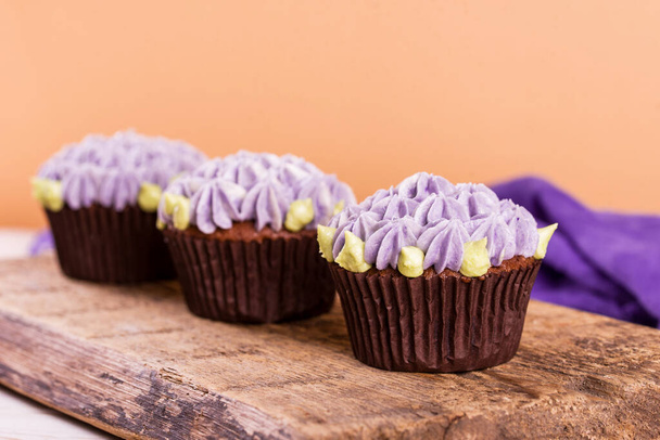 cupcakes au chocolat sur une table en bois avec du caramel salé à l'intérieur. Dessert, nourriture
 - Photo, image