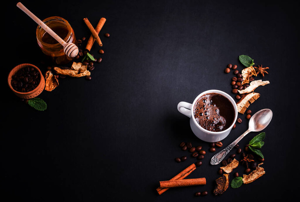 キノコチャガコーヒースーパーフードミントと暗い背景に乾燥して新鮮なキノコとコーヒー豆。コーヒーブレイク - 写真・画像