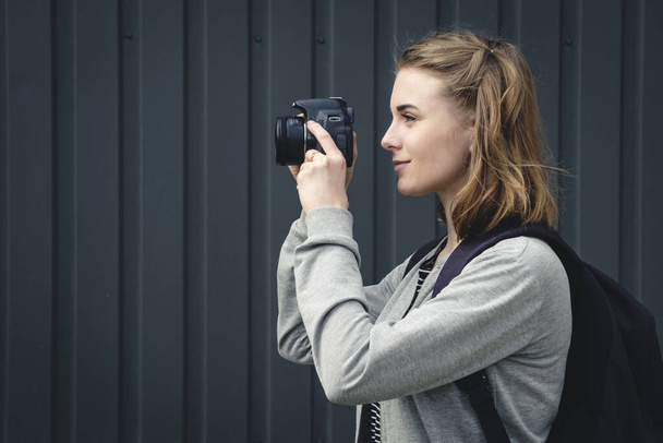 Jeune femme photographe alignant une image
 - Photo, image