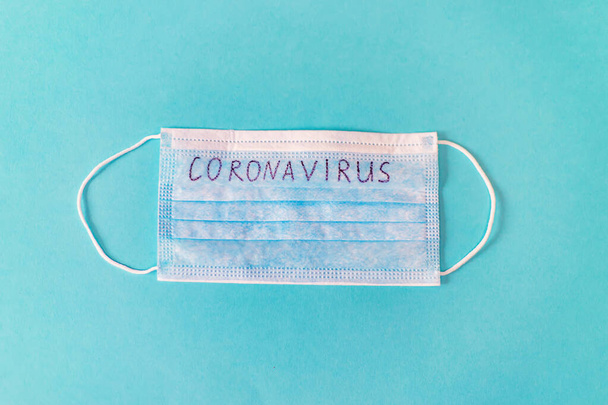 Koronavírus. Gyógyszerek. Maszkok kék háttérben. Szelektív fókuszgyógyászat - Fotó, kép