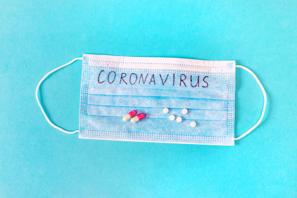 Coronavírus. Remédios. Máscaras em um fundo azul. Medicamento de foco seletivo - Foto, Imagem