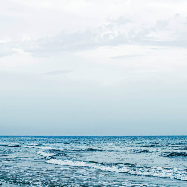 Prachtige zee of oceaanhorizon, uitzicht op de kust vanaf tropisch zandstrand, zomervakantie en vakantiebestemming - Foto, afbeelding