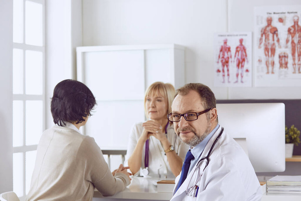 Médico americano falando com mulher em cirurgia
 - Foto, Imagem