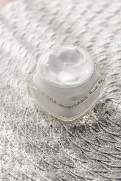 Crema hidratante facial en un frasco, cosméticos de lujo para el cuidado de la piel y productos orgánicos antienvejecimiento para la salud y la belleza
 - Foto, Imagen