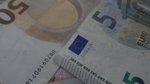 крупным планом вращения различных номиналов евронот
 - Кадры, видео