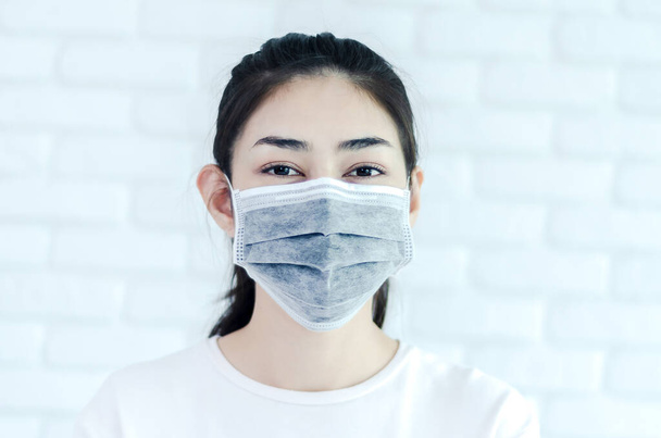 La niña asiática que lleva una máscara negra. La máscara de Nose protege contra el polvo en la cara de las mujeres.. - Foto, imagen