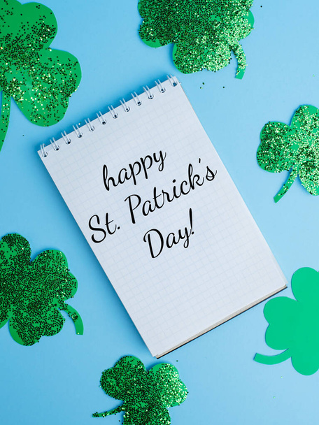 St Patricks Ημέρα έννοια.Φύλλα τριφύλλι σε μπλε φόντο - Φωτογραφία, εικόνα