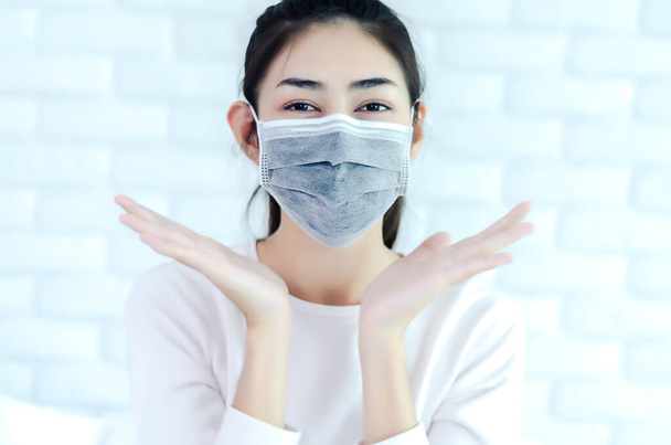Азиатская девушка в черной маске. Маска для носа защищает от пыли на лице женщины.. - Фото, изображение