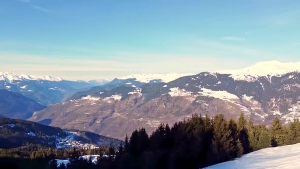 Cena aérea de inverno de picos de montanha nevados alpinos e floresta de abeto escuro na neve
 - Filmagem, Vídeo