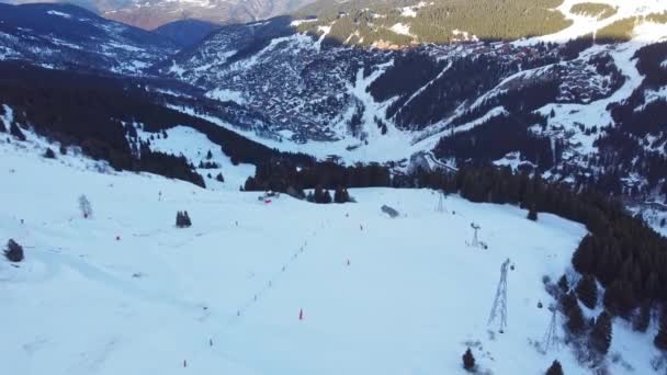 Vista aérea das montanhas dos Alpes em França. Montanhas cobertas de neve. Instalações de esqui alpino de cima
. - Filmagem, Vídeo