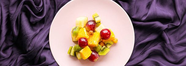 ピンクプレート上の新鮮な有機フルーツサラダ、健康的な栄養とデトックスダイエット計画 - 写真・画像