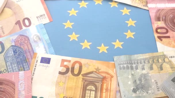 close-up van geassorteerde eurobankbiljetten en -afbeeldingen - Video
